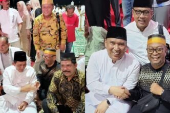 Gubernur Kepri H. Ansar Ahmad dan Wakilnya Nyanyang Haris Pratamura memberikan ucapan selamat kepada Saibansah Dardani yang terpilih secara aklamasi menjadi Ketua PWI Provinsi Kepri pada saat buka puasa bersama di Gedung Daerah Tanjungpinang, Sabtu (01/03/2025)