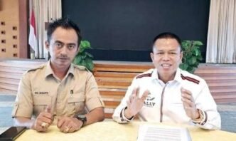 Direktur PT. Multi Coco Indonesia, Ady Indra Pawennari, saat konferensi pers yang digelar di Kantor Hukum AR 555 & Co di Batam pada Senin (3/3/2025).