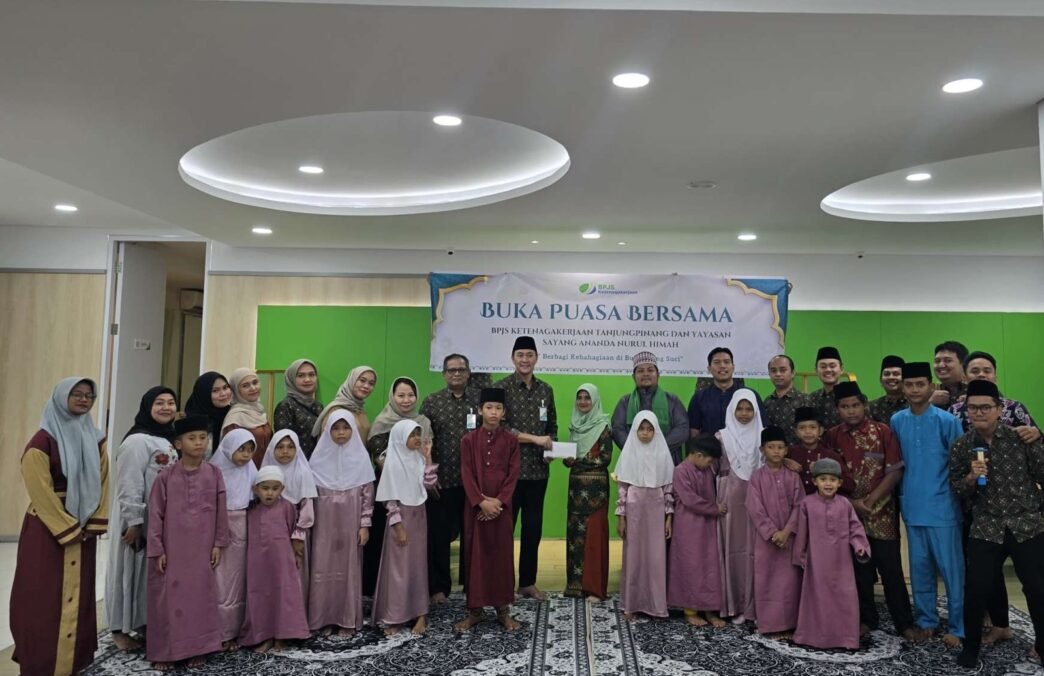 Kepala Kantor Cabang BPJS Ketenagakerjaan Tanjungpinang Iwan Kurniawan foto bersama saat kegiatan berbuka puasa bersama dan santunan anak yatim Yayasan Sayang Ananda Nurul Hikmah, Kamis (06/03/2025).