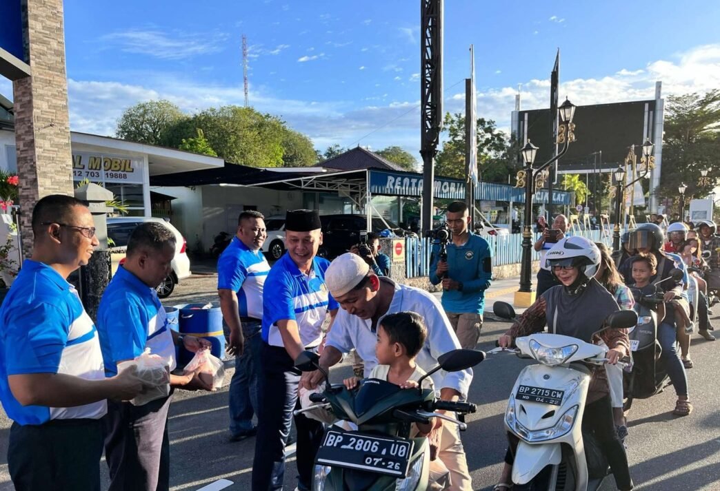 Pom Koarmada I berbagi takjil kepada masyarakat Tanjungpinang, Selasa (11/3) sore.