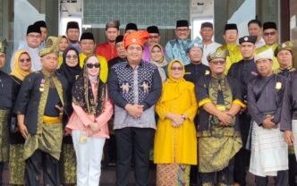 Bupati Bintan Roby Kurniawan bersama rombongan saat disambut di Terminal VVIP Bandara RHF Tanjungpinang