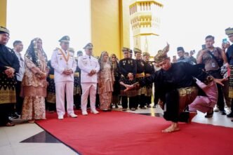 Gubernur dan Wakil Gubernur Kepri Ansar Ahmad - Nyanyang Haris Pratamura tiba di Tanjungpinang disambut di Gedung LAM Kepri, Sabtu (1/3).