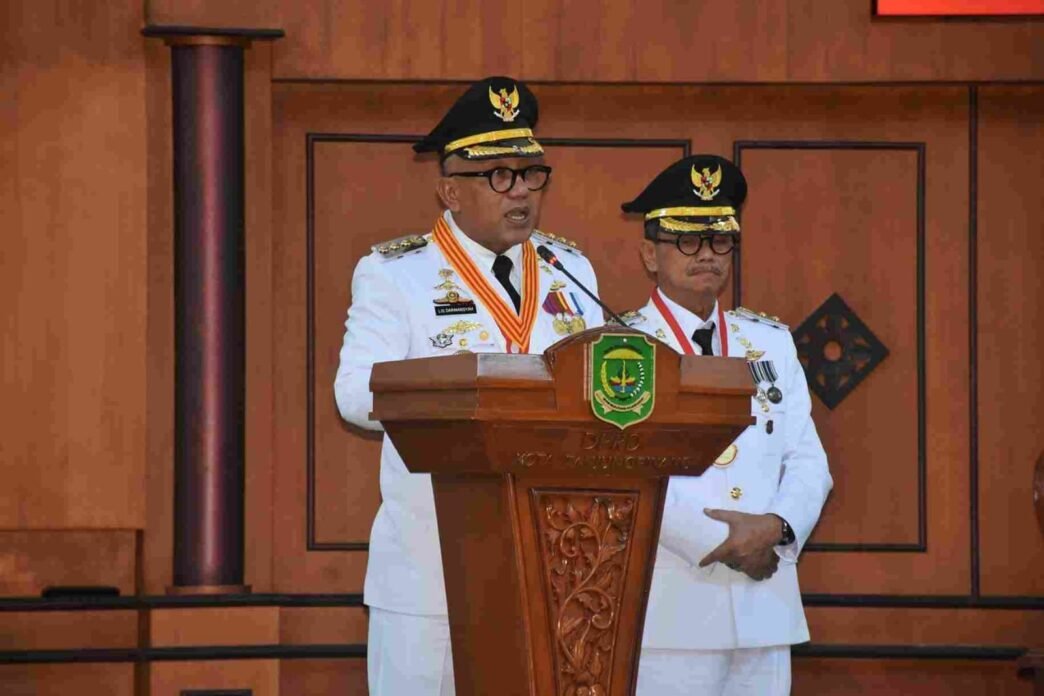 Walikota Tanjungpinang Lis Darmansyah didampingi Wakil Walikota Raja Ariza saat menyampaikan pidato pada paripurna DPRD Tanjungpinang