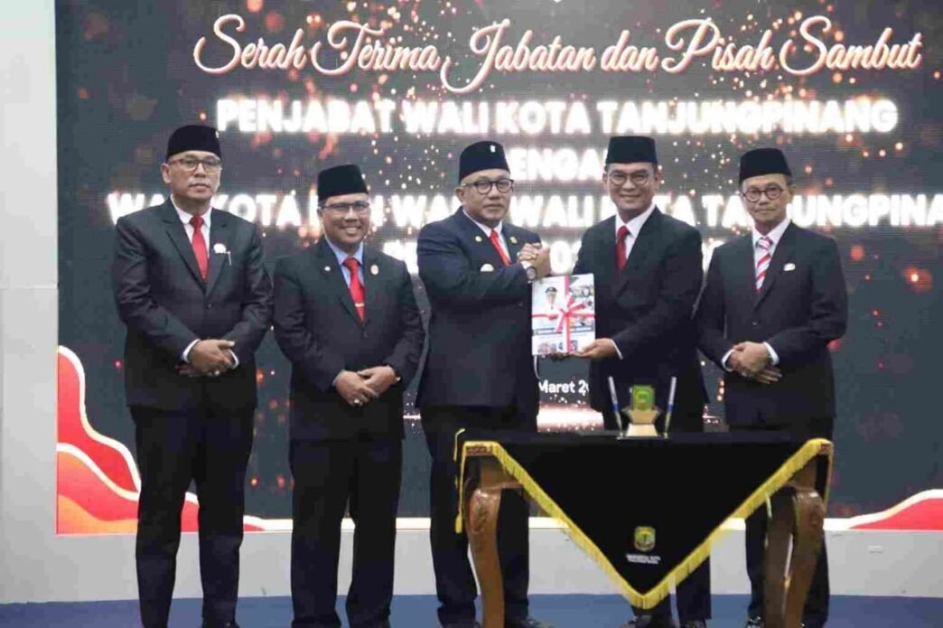 Serah Terima Jabatan dan Pisah Sambut Penjabat Wali Kota dari Andri Rizal ke Lis Darmansyah dan Raja Ariza di aula Sultan Sulaiman Badrul Alamsyah, kantor Walikota Tanjungpinang, Senin (3/3).