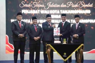 Serah Terima Jabatan dan Pisah Sambut Penjabat Wali Kota dari Andri Rizal ke Lis Darmansyah dan Raja Ariza di aula Sultan Sulaiman Badrul Alamsyah, kantor Walikota Tanjungpinang, Senin (3/3).