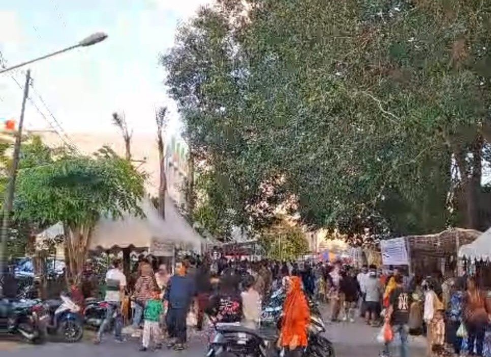 Warga saat membeli takjil untuk berbuka puasa