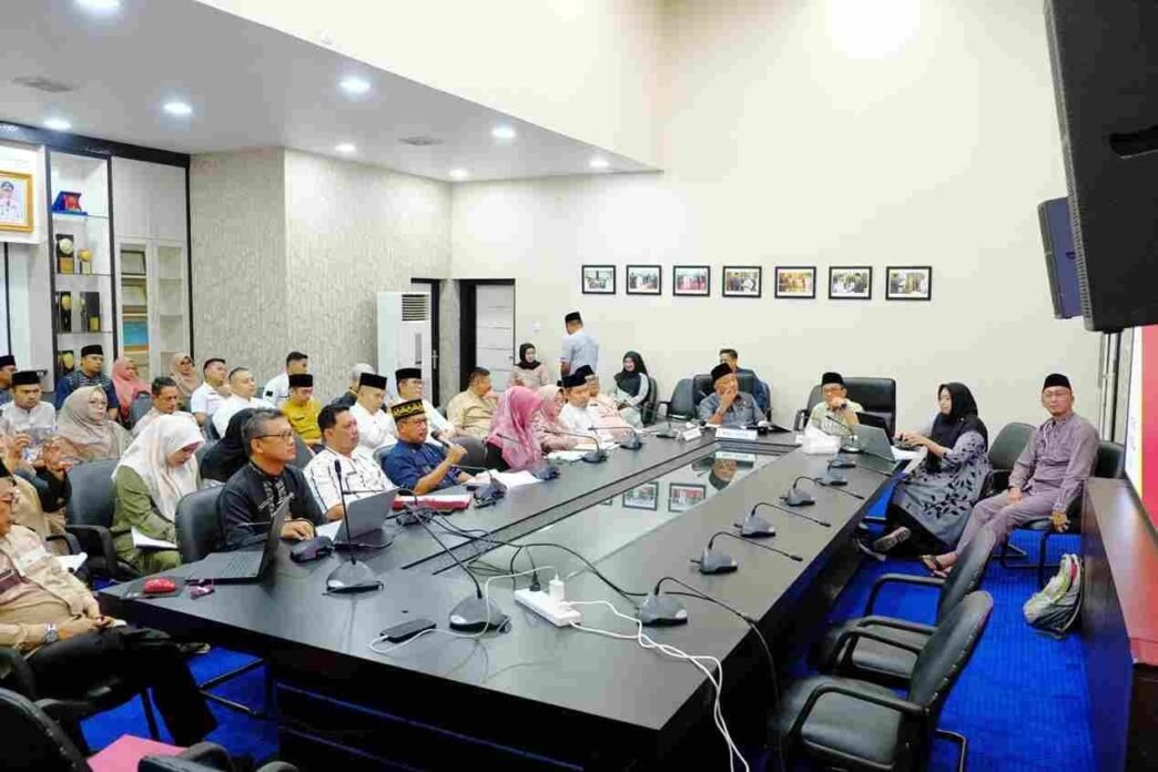 Wali Kota dan Wakil Walikota Tanjungpinang Lis Darmansyah dan Raja Ariza saat pertemuan dengan jajaran Pemko, di kantor wali kota, Selasa (4/3).