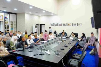 Wali Kota dan Wakil Walikota Tanjungpinang Lis Darmansyah dan Raja Ariza saat pertemuan dengan jajaran Pemko, di kantor wali kota, Selasa (4/3).