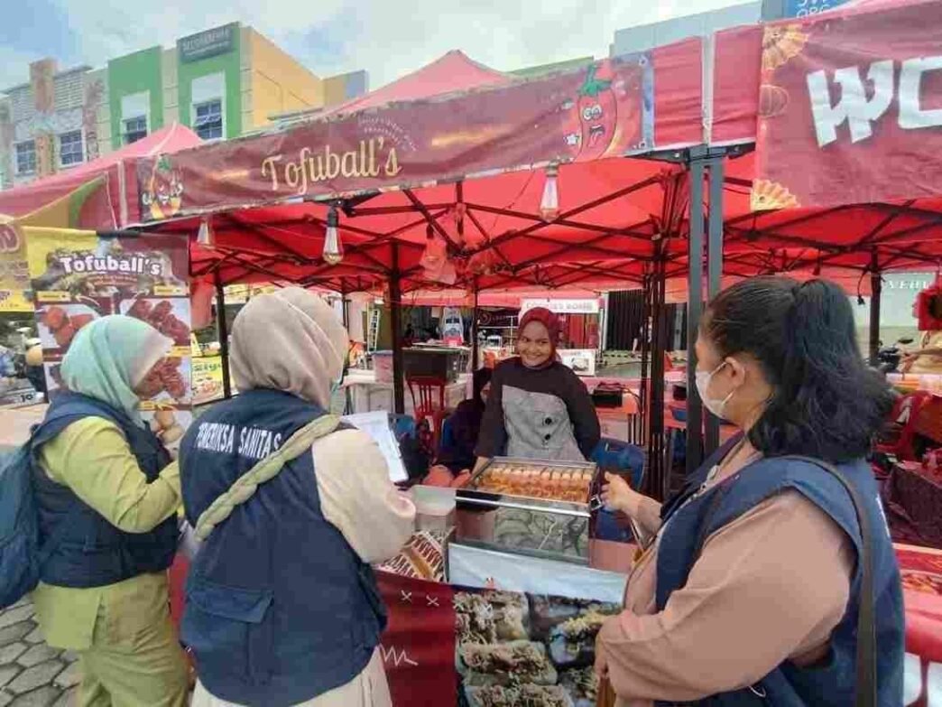 Untuk memastikan makanan yang dijual aman dikonsumsi, Dinkes turun langsung ke lapangan untuk melakukan pengawasan.
