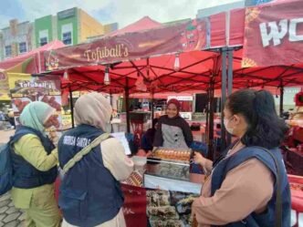 Untuk memastikan makanan yang dijual aman dikonsumsi, Dinkes turun langsung ke lapangan untuk melakukan pengawasan.