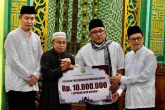 Walikota Tanjungpinang Lis Darmansyah bersama Wakil Walikota Raja Ariza memberikan bantuan dalam afari Ramadan perdana di Masjid Nurul Iman, Jalan Pancur, Rabu (5/3/) malam.