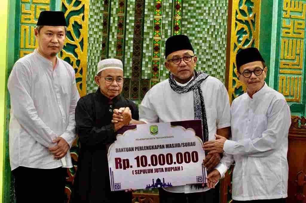 Walikota Tanjungpinang Lis Darmansyah bersama Wakil Walikota Raja Ariza memberikan bantuan dalam afari Ramadan perdana di Masjid Nurul Iman, Jalan Pancur, Rabu (5/3/) malam.