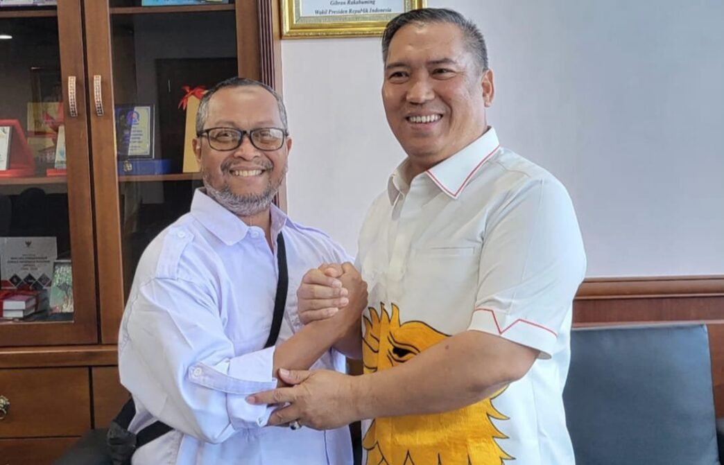 Pertemuan penuh keakraban, Wakil Gubernur Kepri, Nyanyang Haris Pratamura dan Ketua PWI Kepri, Saibansah Dardani,di sela-sela silaturahmi pengurus FORKI Kepri di Gedung Graha Kepri, Batam, Kamis (06/03/2025).