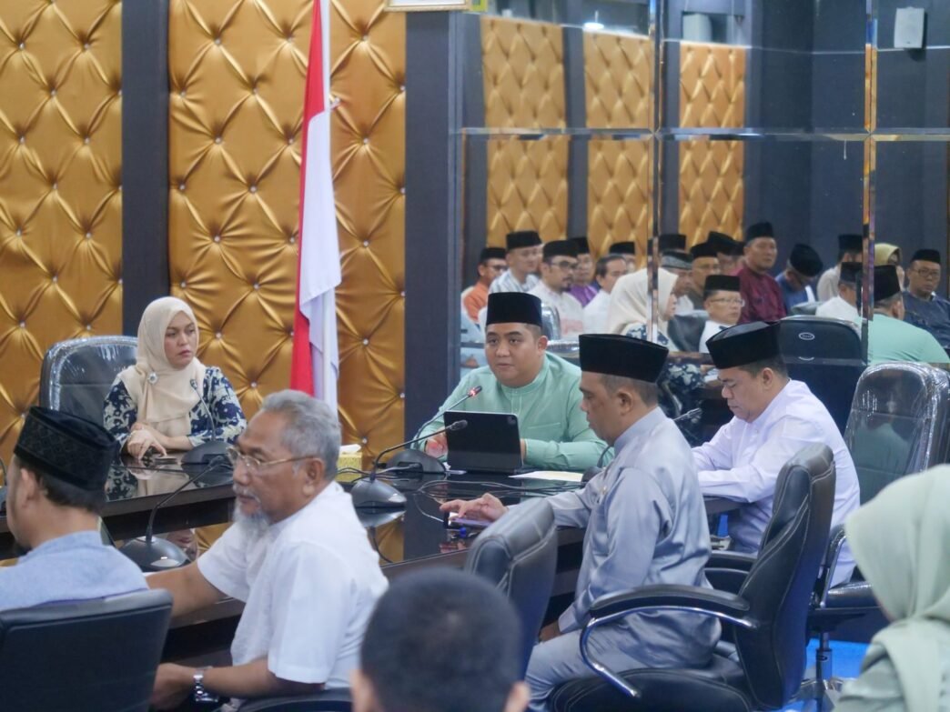 Bupati Bintan Roby Kurniawan didampingi Wakil Bupati Bintan Deby Maryanti memimpin Rapat Staf bersama seluruh Kepala OPD se Bintan.