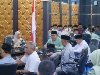 Bupati Bintan Roby Kurniawan didampingi Wakil Bupati Bintan Deby Maryanti memimpin Rapat Staf bersama seluruh Kepala OPD se Bintan.