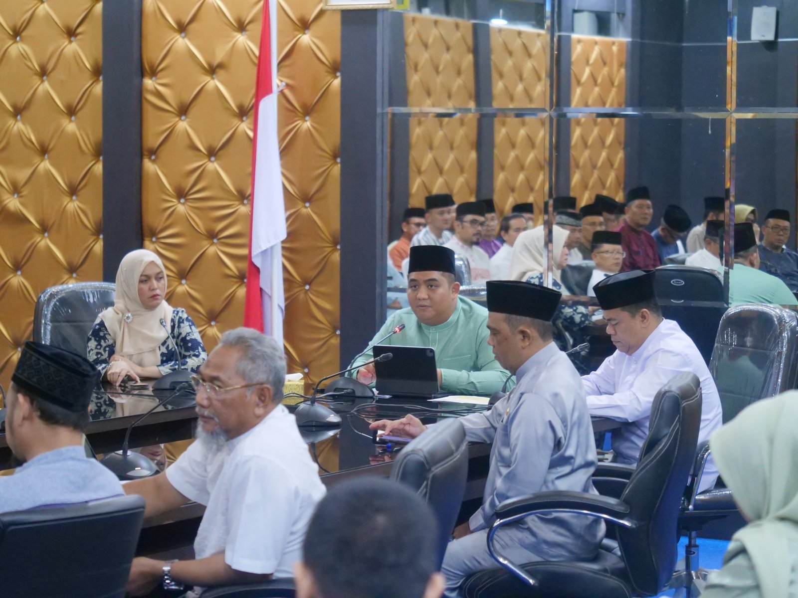 Bupati Bintan Roby Kurniawan didampingi Wakil Bupati Bintan Deby Maryanti memimpin Rapat Staf bersama seluruh Kepala OPD se Bintan.