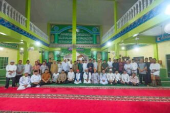 Walikota Tanjungpinang Lis Darmansyah saat Safari Ramadan di Masjid Khatijah Zainal Nurul Haq, Kelurahan Kampung Bugis, Jumat (7/3)