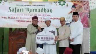 Wali Kota Tanjungpinang Lis Darmansyah bersama Wakil Wali Kota Raja Ariza melaksanakan Safari Ramadan di Masjid Al Amin, Jalan Ganet, Perumahan Hangtuah Permai, Kelurahan Pinang Kencana, Kecamatan Tanjungpinang Timur, Sabtu (8/3).