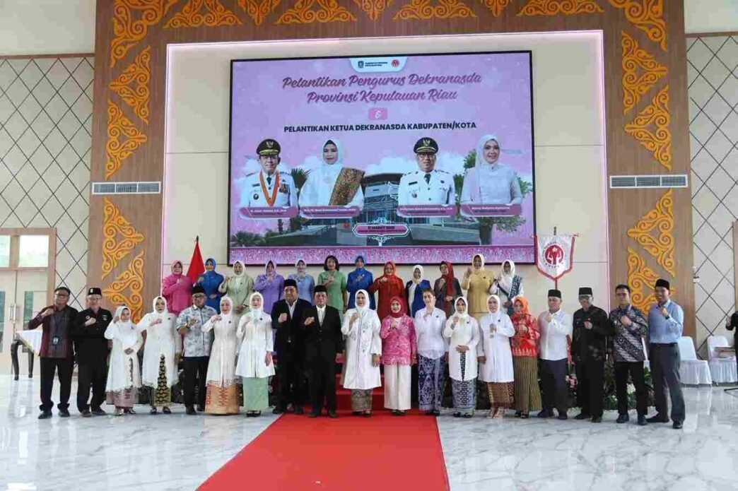 Ketua Dekranasda Kepri Dewi Kumalasari Ansar, resmi melantik Yuniarni Pustoko Weni sebagai Ketua Dekranasda Kota Tanjungpinang periode 2025-2030 di Gedung Dekranasda Creative Space, Pelataran Taman Gurindam 12, Tepi Laut, Tanjungpinang, Selasa (11/3).