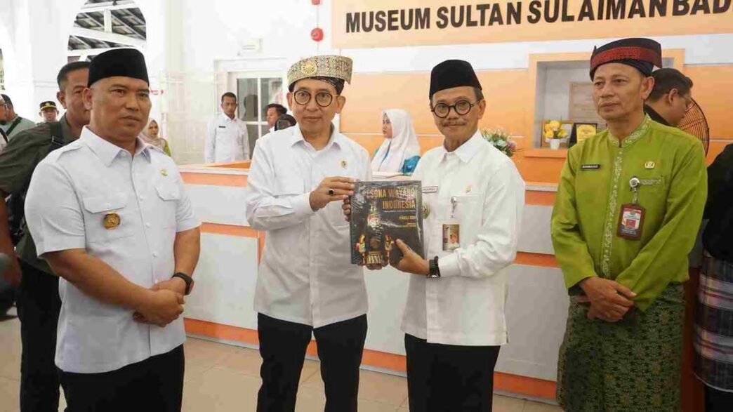 Menbud RI, Fadli Zon, mengunjungi Museum Sultan Sulaiman Badrul Alamsyah (SSBA) di Kota Tanjungpinang, Kepulauan Riau (Kepri), Selasa (11/3).
