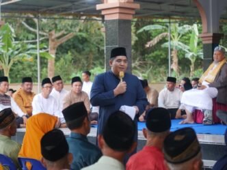 Bupati Bintan Roby Kurniawan saat Safari Ramadhan 1446 H bersama Wakil Bupati Bintan, Deby Maryanti di Mesjid Akbar Desa Ekang Anculai, Senin (10/3).