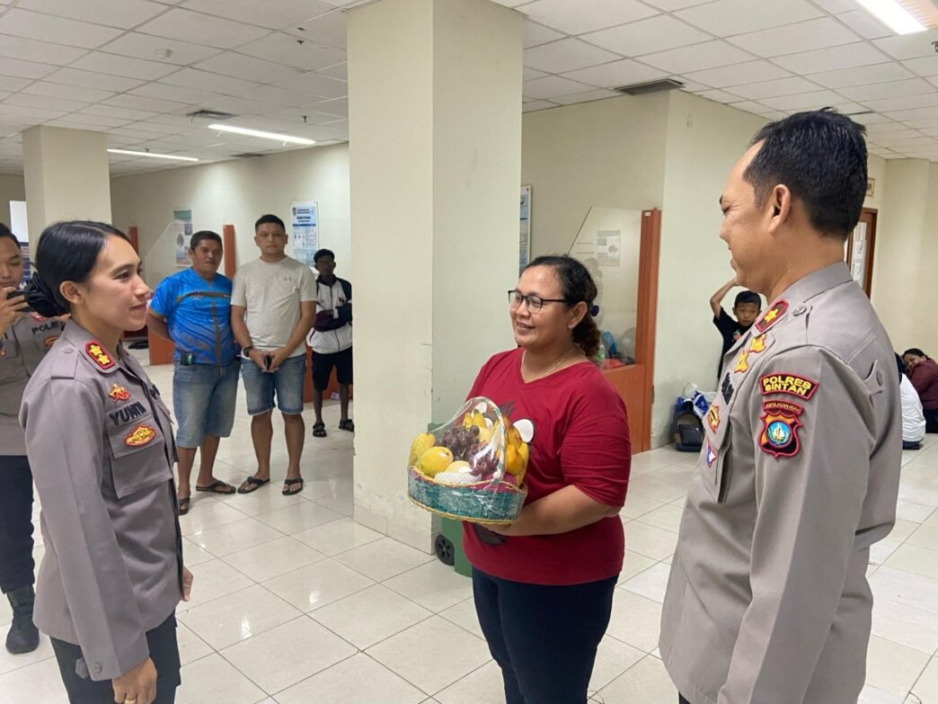 Kapolres Bintan AKBP Yunita Stevani, didampingi Wakapolres Bintan serta beberapa Pejabat Utama Polres Bintan melaksanakan kegiatan tali asih dengan membesuk personil Satlantas Polres Bintan yang sedang dirawat di RSUP Ahmad Thabib Provinsi Kepri, Kamis (13/03/2025)