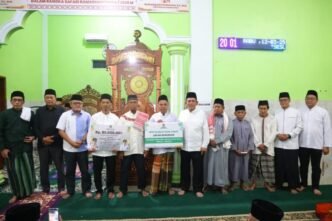 Gubernur Kepri Ansar Ahmad bersama penerima bantuan dalam Safari Ramadan di Masjid As Sahl, Kampung Wonosari, Tanjungpinang, Rabu (12/3) malam