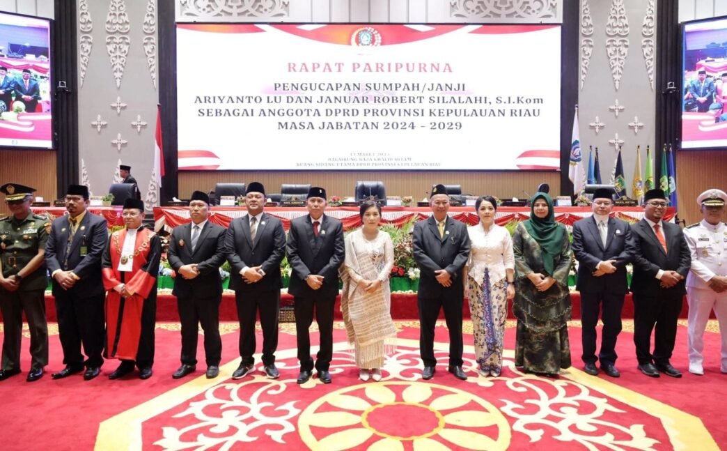 Wagub Kepri Nyanyang Haris Pratamura menghadirkan Pengucapan Sumpah/Janji Anggota DPRD dalam Rapat Paripurna Pengucapan Sumpah/Janji anggota DPRD Kepri di Ruang Sidang Utama Kantor DPRD Dompak.