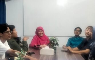 Ketua STIE Pembangunan Kota Tanjungpinang, Charly Marlinda saat konferensi pers, Kamis (13/03/2025)