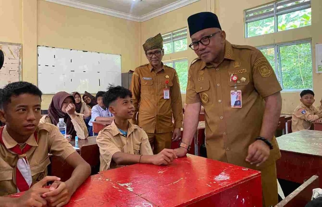 Walikota Tanjunpinang Lis Darmansyah saat berbincang dengan siswa dalam kunjungannya di SMPN 7 Tanjungpinang